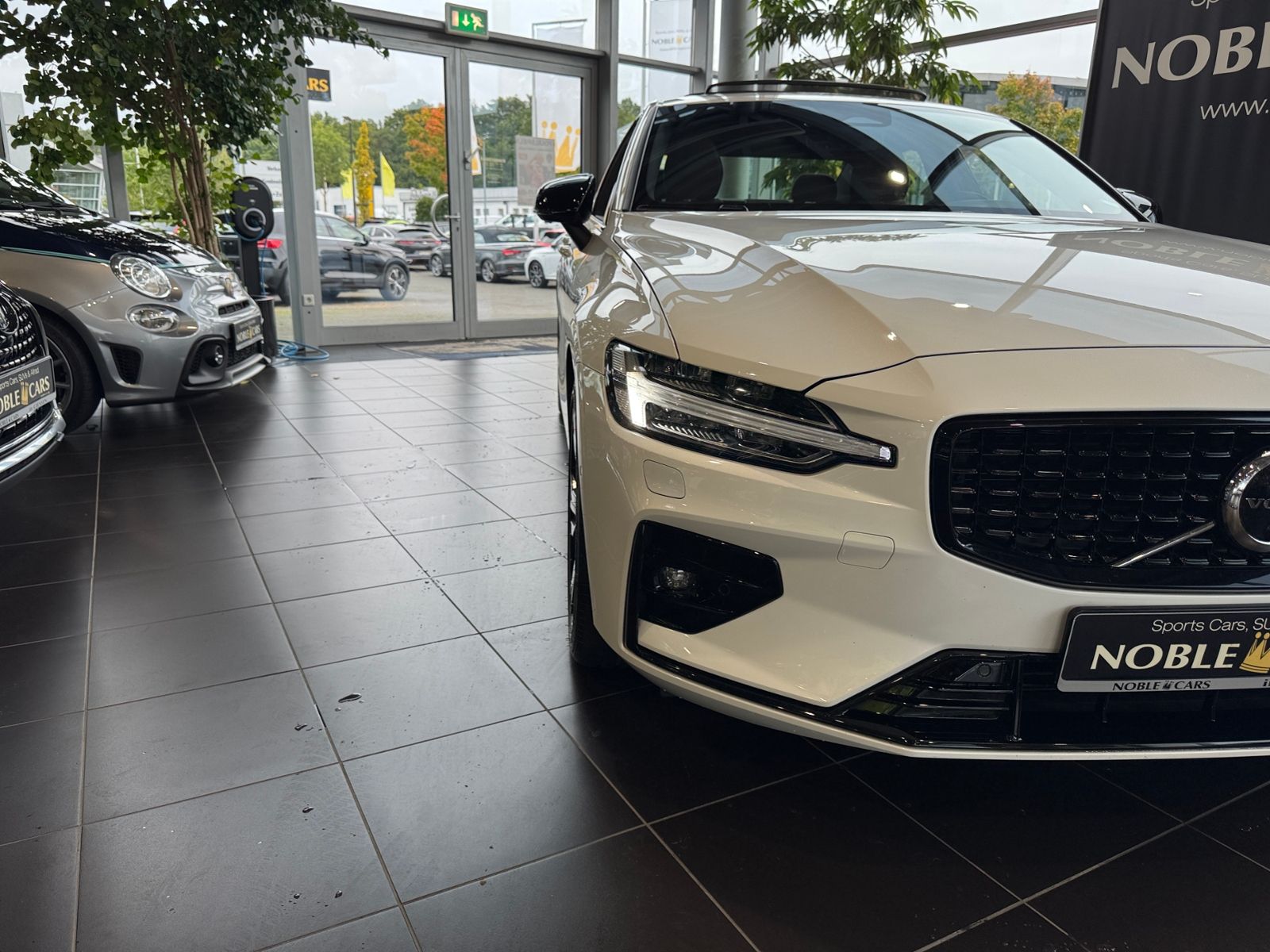 Fahrzeugabbildung Volvo S60 Lim. Plus Dark PANO 360° H/K LED