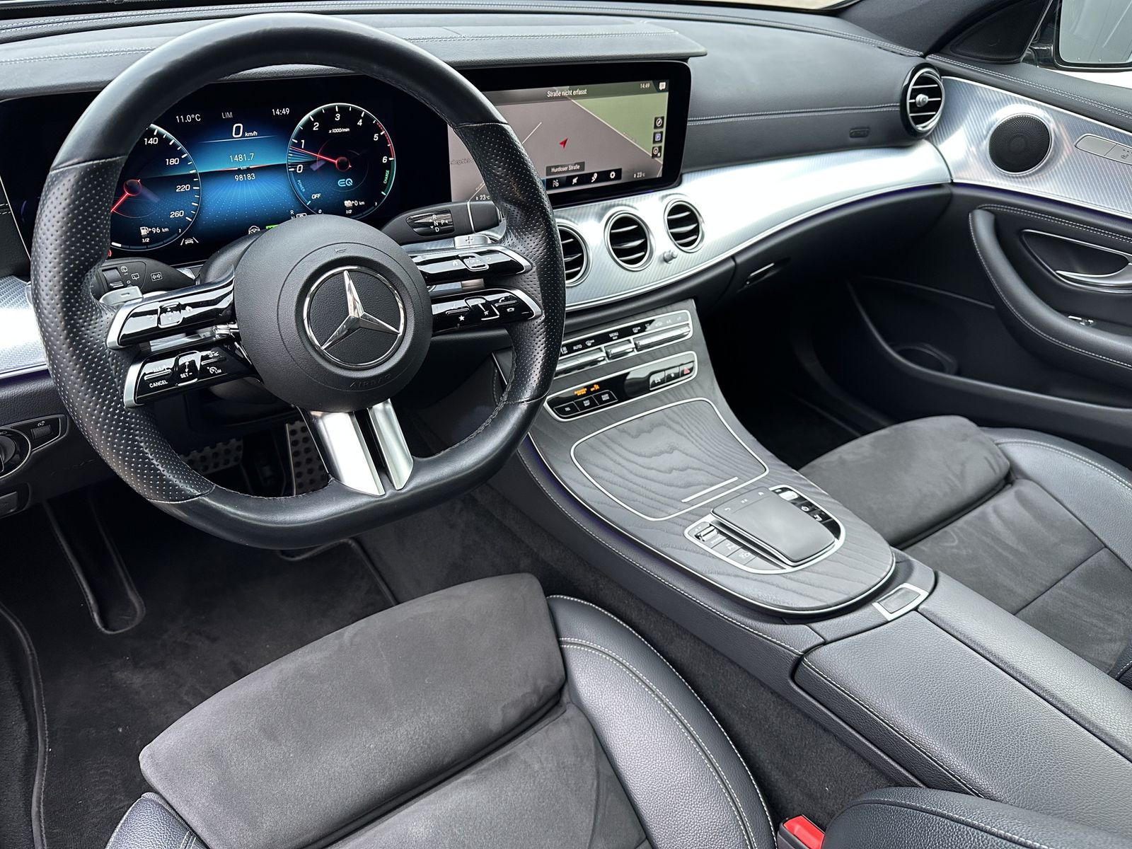 Fahrzeugabbildung Mercedes-Benz E 300de T AMG-Line NAV+LED+PANO+360°+DISTRONIC
