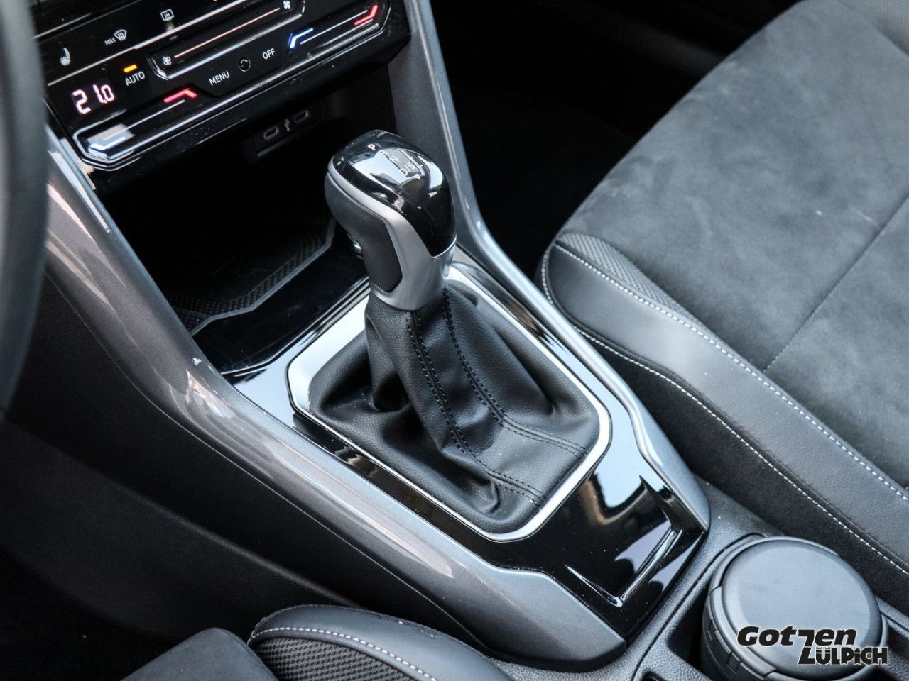 Fahrzeugabbildung Volkswagen T-Roc Style 1.5 TSI DSG Navi AHK LED PDC Klima