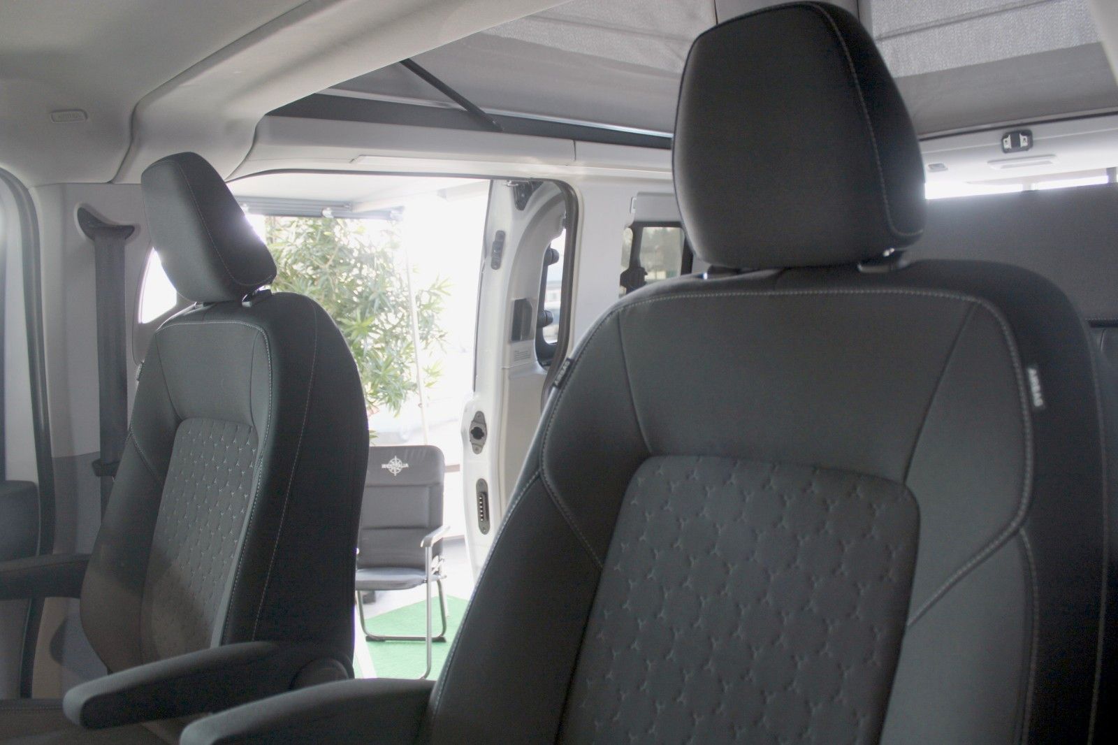 Fahrzeugabbildung Ford NUGGET L1 Titanium MARKISE + Aufstelldach SOFORT