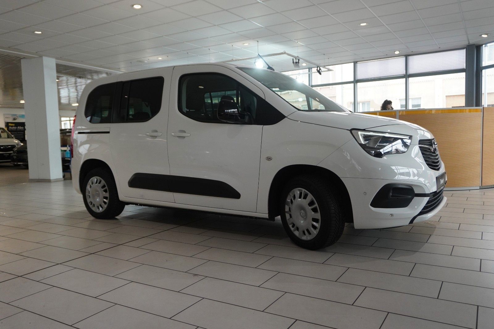 Fahrzeugabbildung Opel Combo-e LIFE ELEGANCE 11KW NAVI/KAMERA/VIRT./DAB