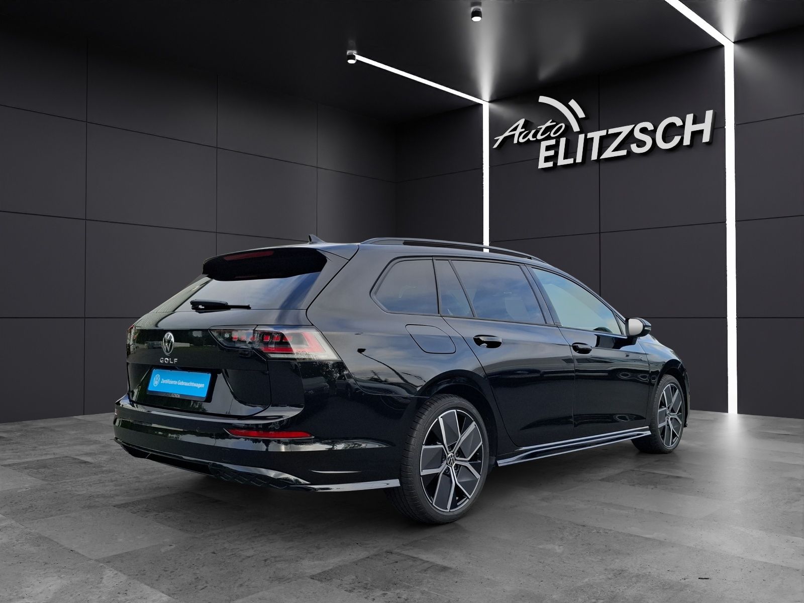 Fahrzeugabbildung Volkswagen Golf VIII Variant TSI R-Line Matrix AHK Navi AID