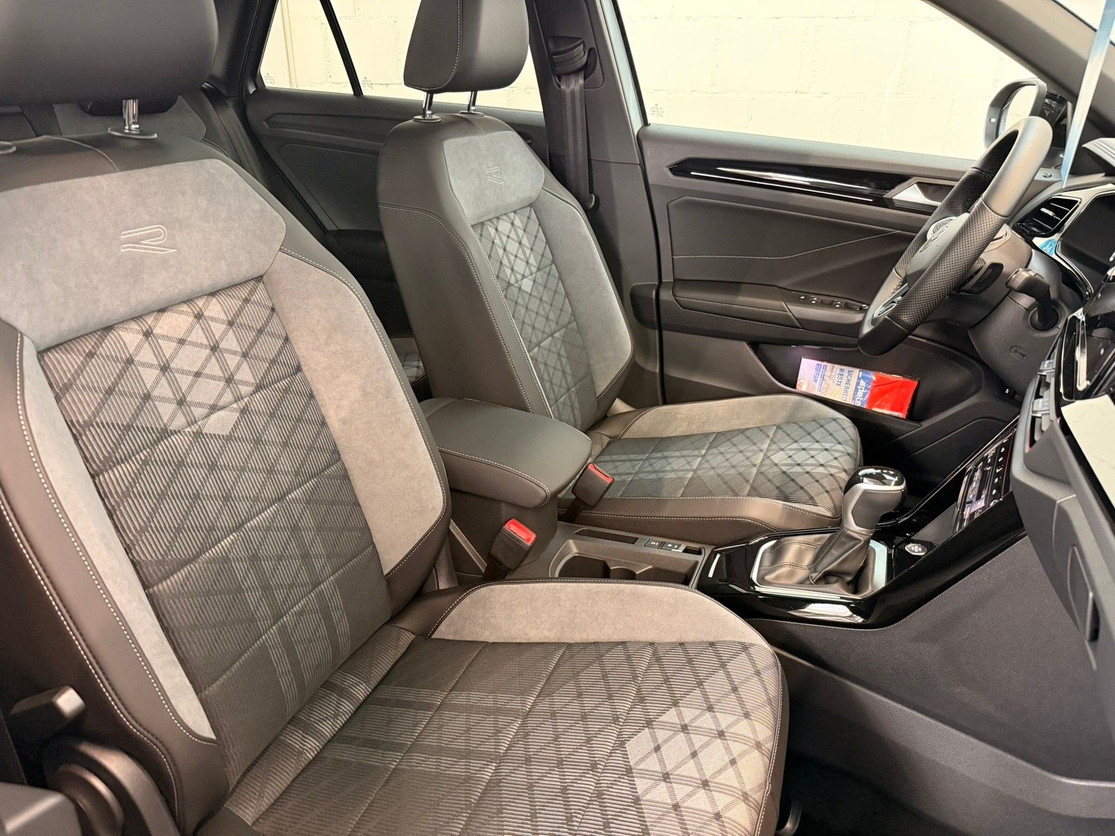 Fahrzeugabbildung Volkswagen T-Roc R-Line 1,5 TSI DSG + Black Style +Pano+ACC