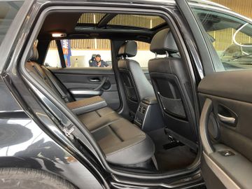 BMW Touring 330d xDrive *PANO*NAVI*PDC*SZHZ*LEDER*