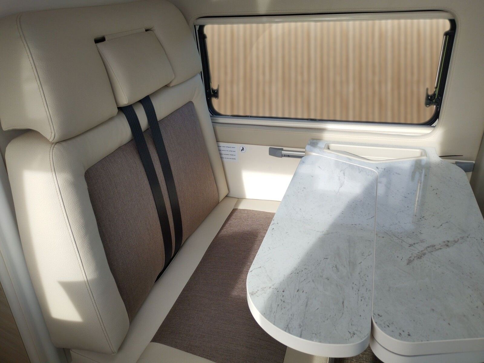 Fahrzeugabbildung Eura Mobil Van V 635 EB 40H Chassis, Skyroof, RFK