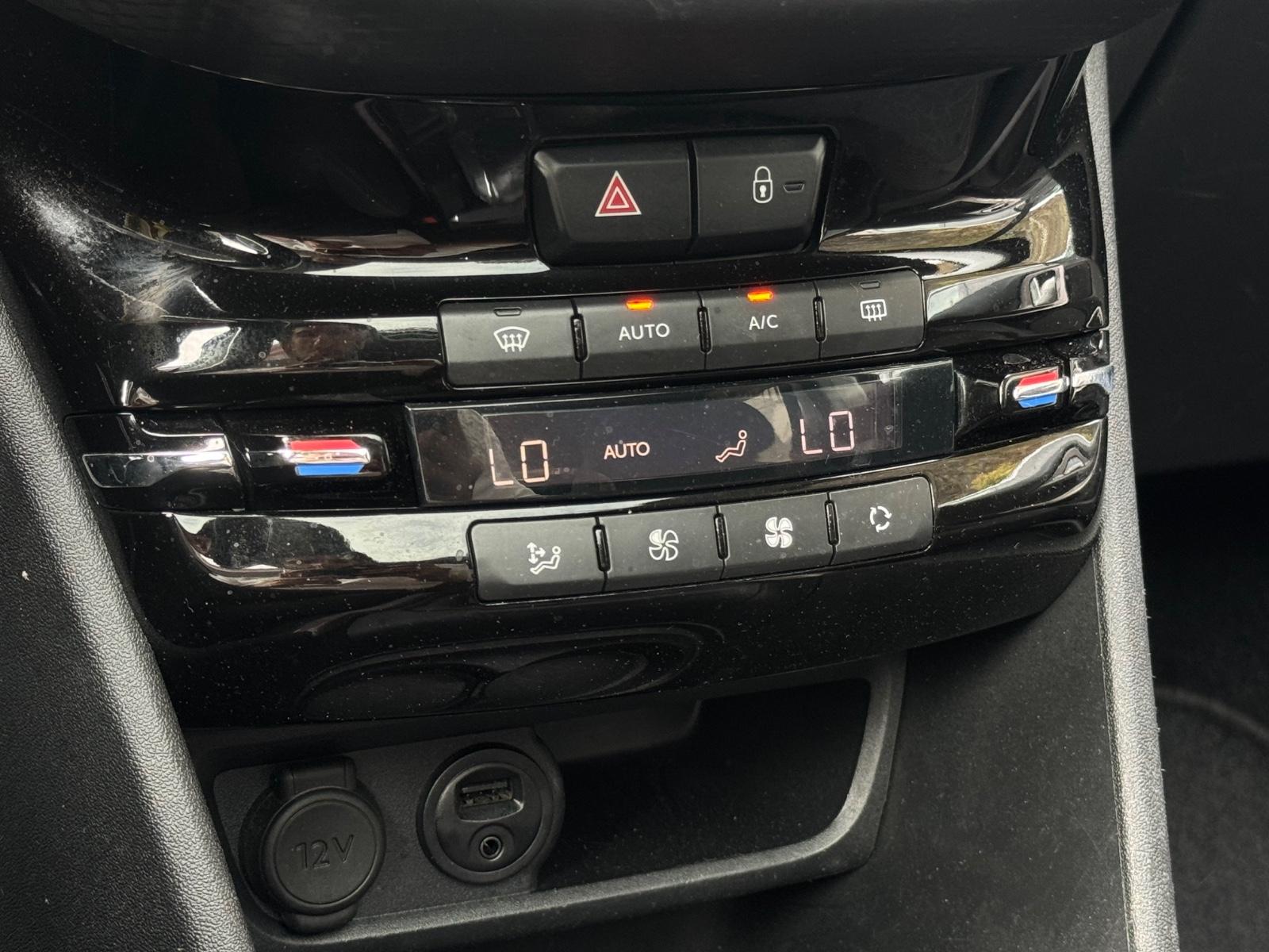 Peugeot 2008 Style*2.HAND*NUR 87TKM*PANO*NAVI*TEMPO*PDC