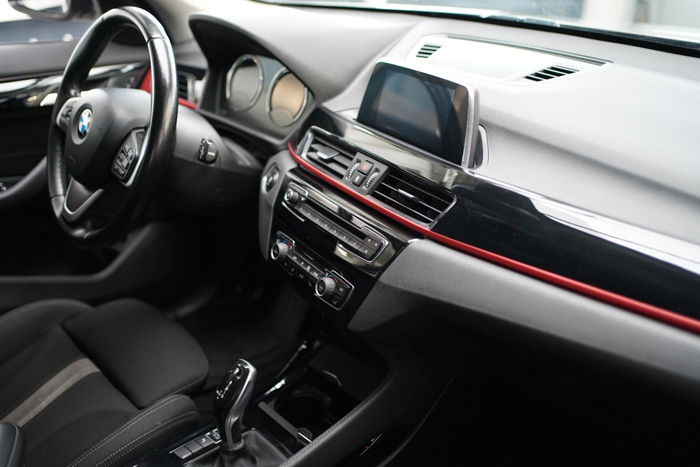 Fahrzeugabbildung BMW X1 18i Sport Line +AHK+Sportsitze+Parkassistent+