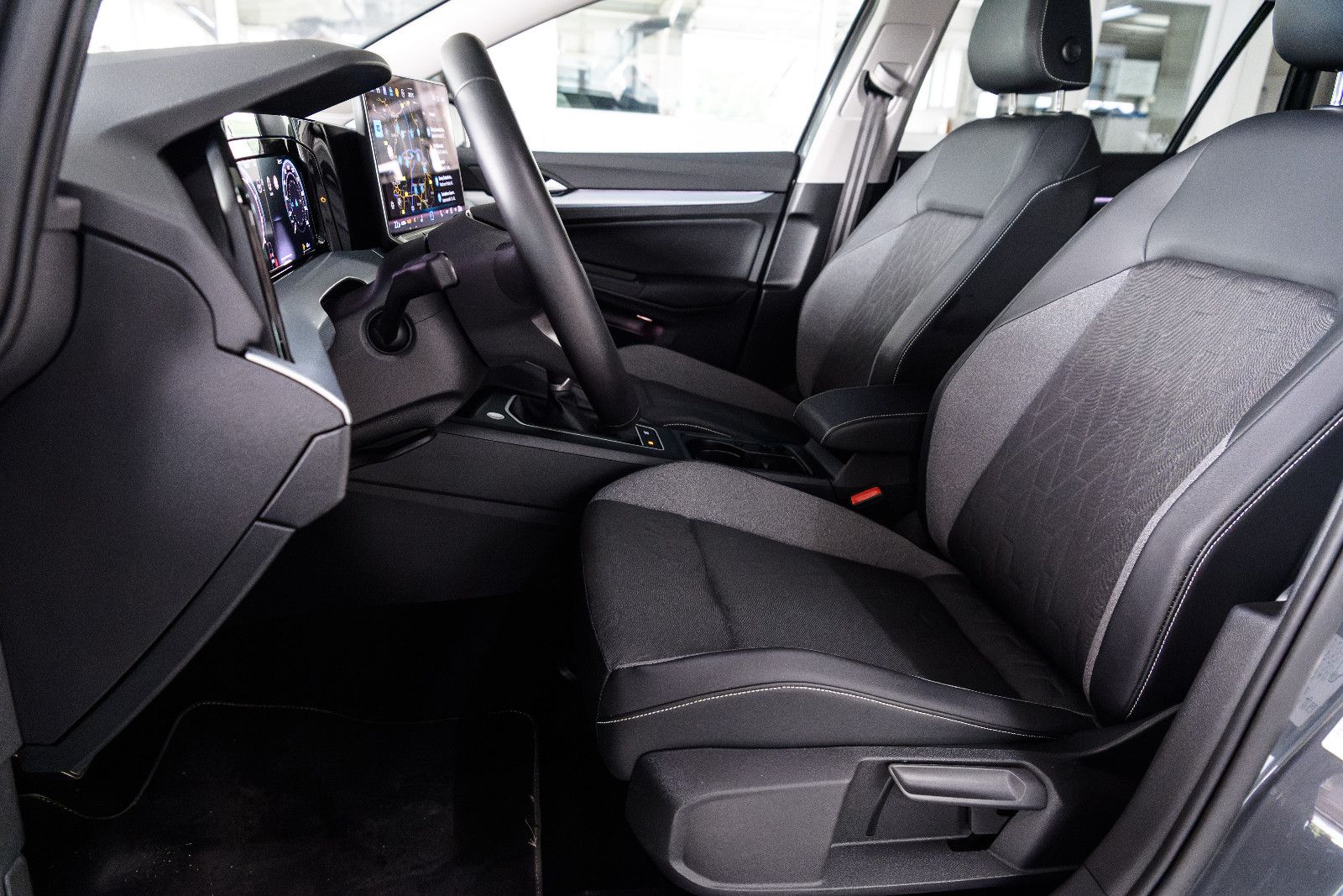 Fahrzeugabbildung Volkswagen Golf VIII Var. 1.5 TSI 110 kW+LED+AHK+GJR+TOTWIN