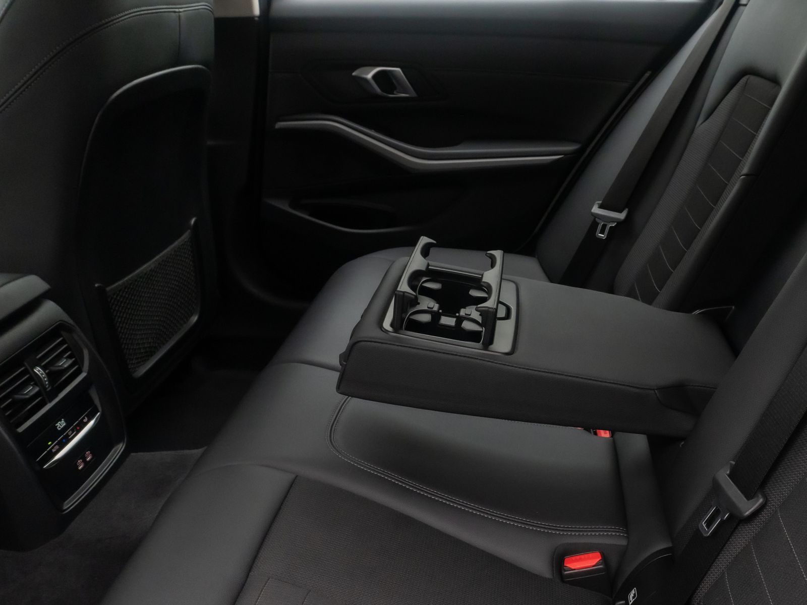 Fahrzeugabbildung BMW 320e Stop&Go AHK Kamera DAB Sportsitz DrivAssist