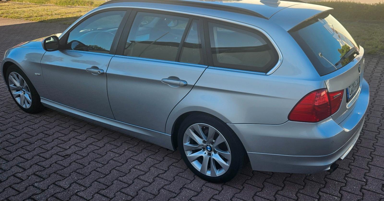 BMW 320 2011 — interior