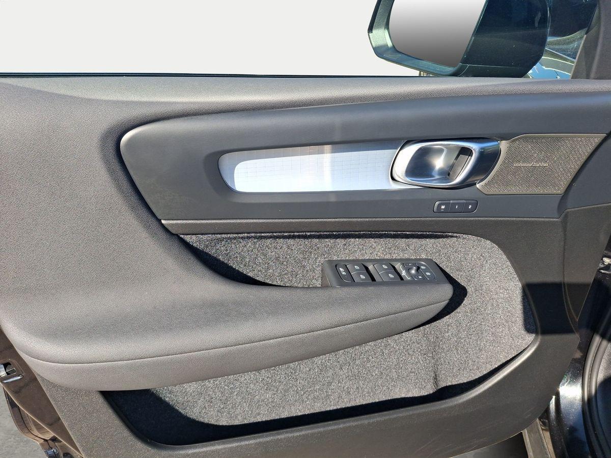 Volvo XC40 B3 Black Edition Plus 360° AHK PANO H/K LED