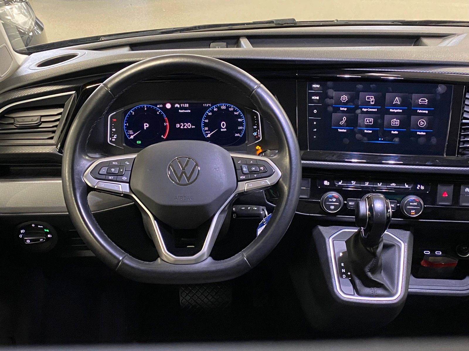 Fahrzeugabbildung Volkswagen T6 Multivan"GENERATION SIX"STANDHZG+NAVI+AHK+LED