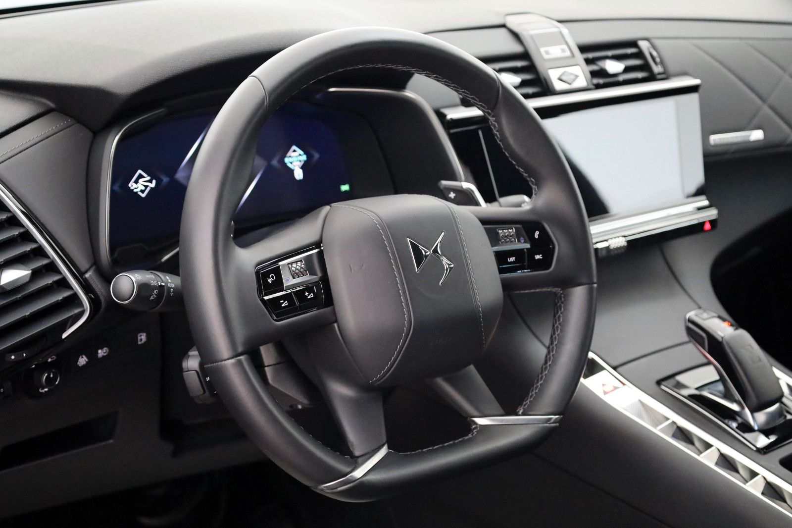 Fahrzeugabbildung DS Automobiles DS7 Crossback E-Tense 4x4 RIVOLI Leder,Navi,LED