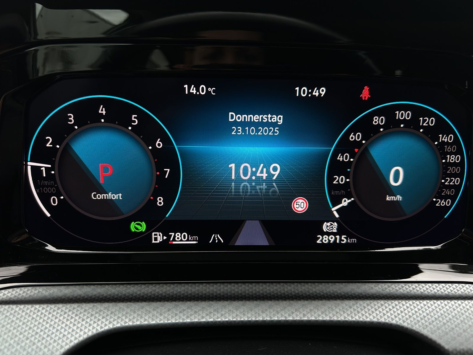 Fahrzeugabbildung Volkswagen Golf VIII Variant eTSI Active DSG LED ACC SH Rea