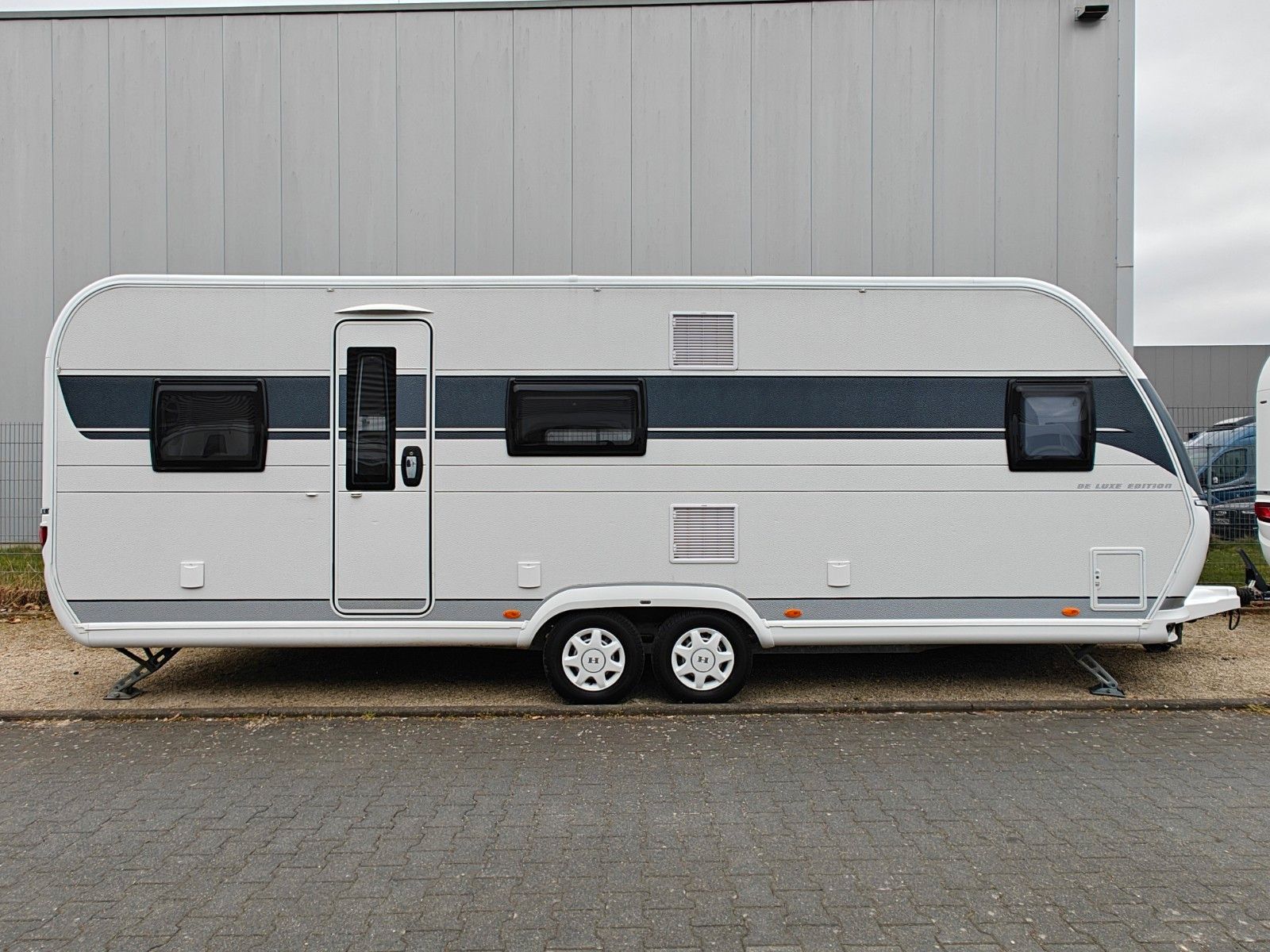 Fahrzeugabbildung Hobby De Luxe Edition 650 KMFe - Etagenbetten, 2x Sitz