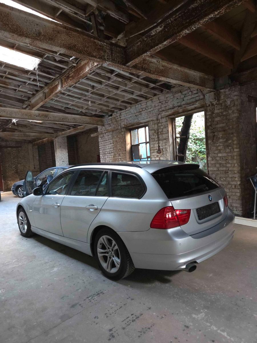 BMW 318 2011 — салон