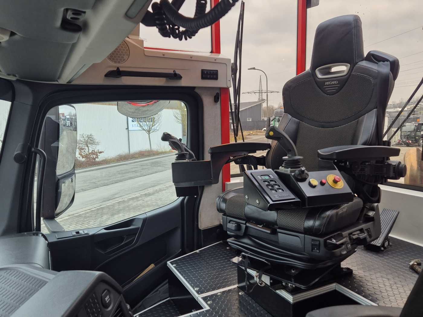 Fahrzeugabbildung Mercedes-Benz TUROX 8x8 Eschlböck Biber 92 Holzhacker / 1.512h