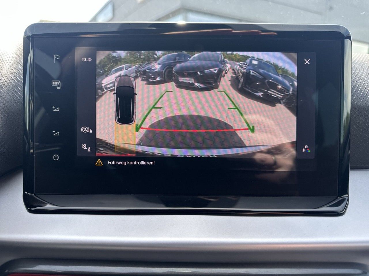 Fahrzeugabbildung SEAT Arona FR 1.0 TSI 110 PS 6-Gang-Kamera*1Hnd* - mit KI generiert/bearbeitet