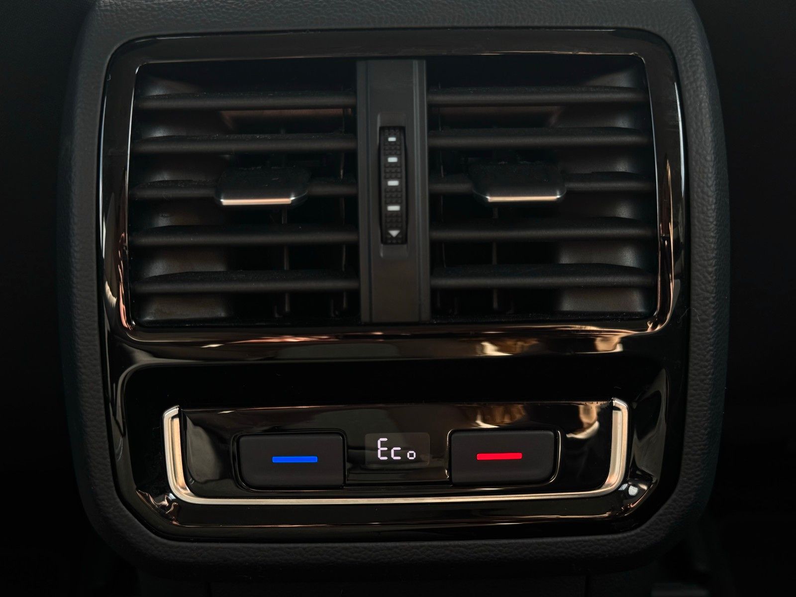 Fahrzeugabbildung Volkswagen Passat GTE Massage Kamera LED ACC SHZ