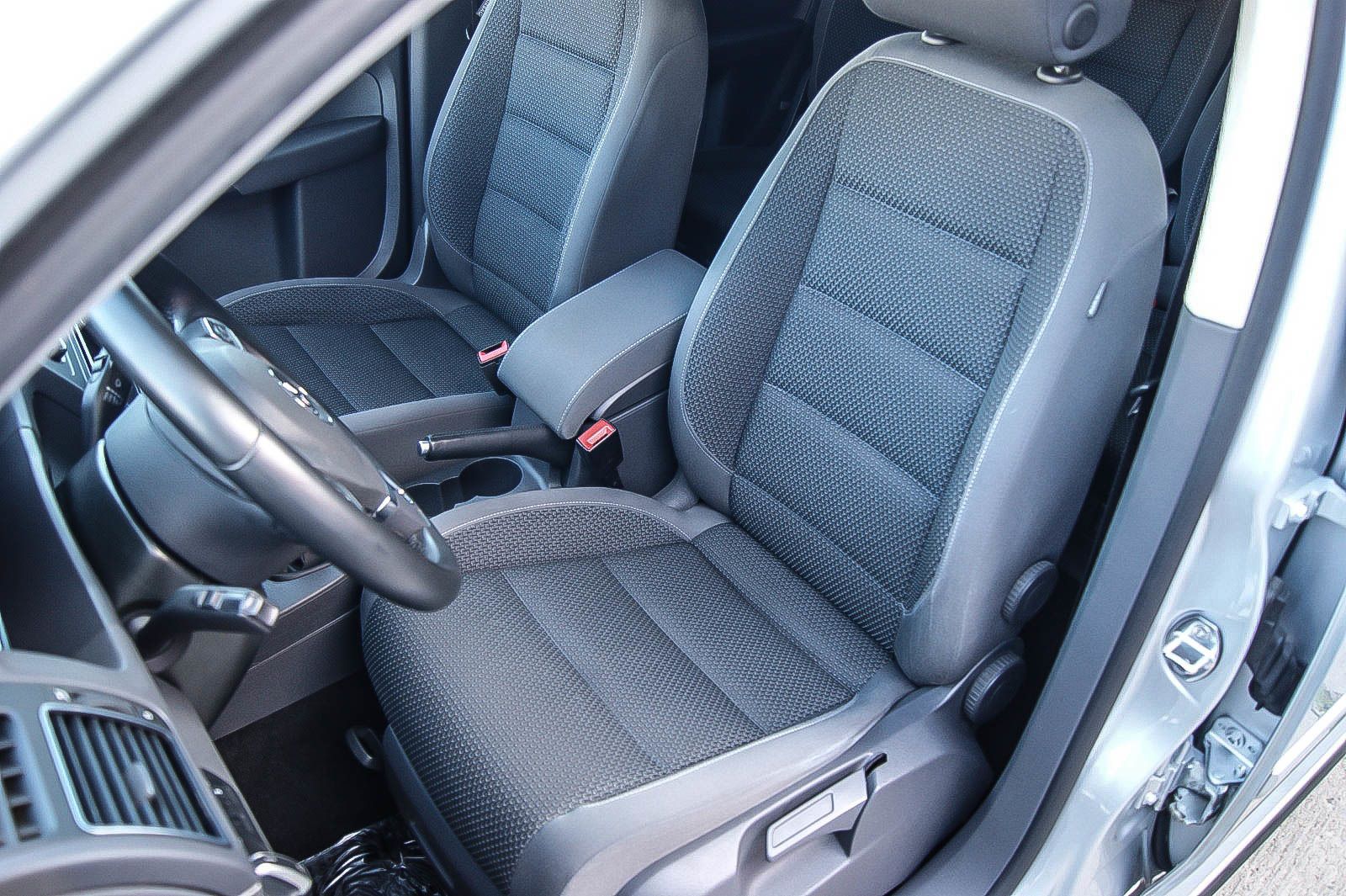Fahrzeugabbildung Volkswagen Touran 1.4 TSI PARKLENKASSISTENT WINTER 1.HAND