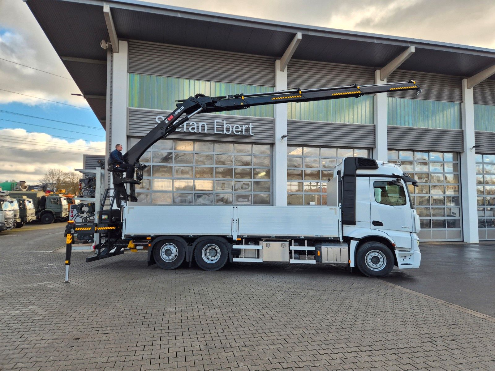 Fahrzeugabbildung Mercedes-Benz Actros 2545 L 6x2 Hiab L-HIPRO 235 DLS-3