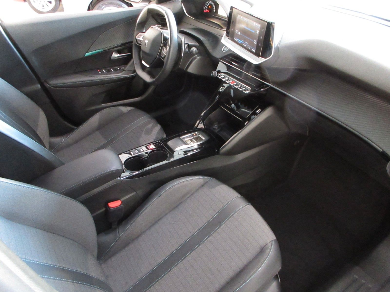 Fahrzeugabbildung Peugeot 2008 Allure 1.2T LED/NAVI/PDC/R´CAM/ALU