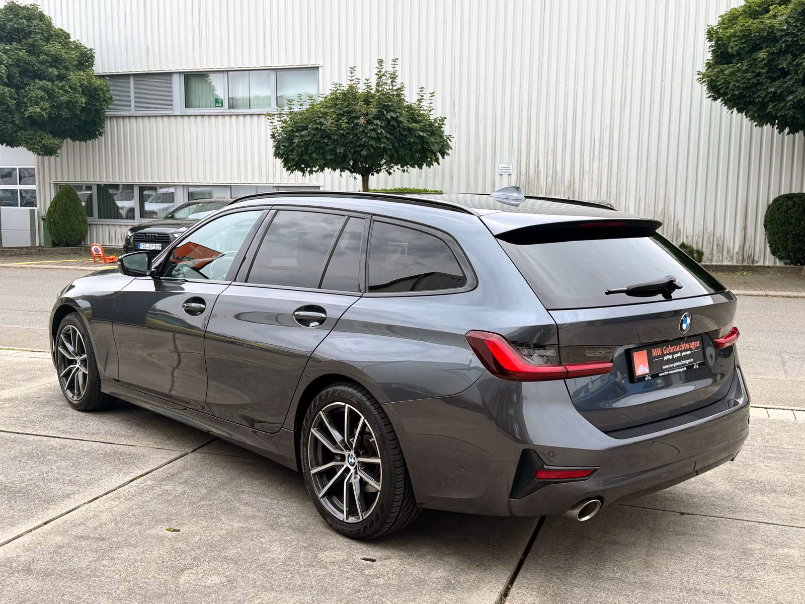 Fahrzeugabbildung BMW 320i Touring Sport-Line Steptr. LED KAM AHK NAV