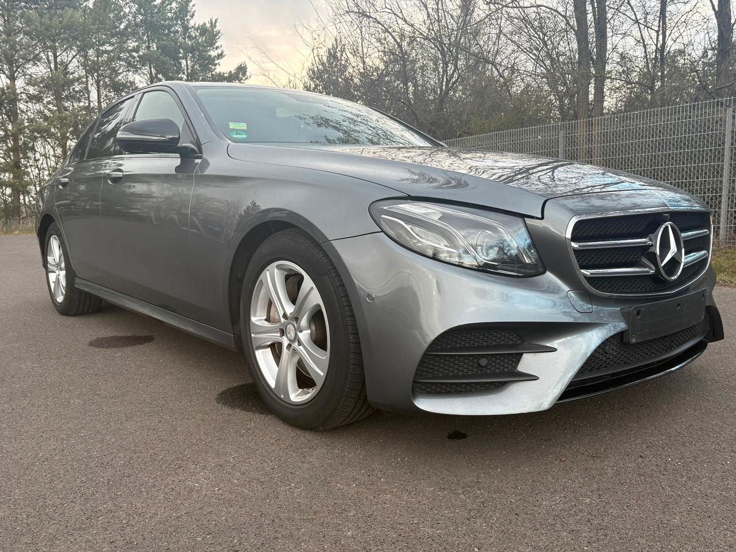 Mercedes-Benz E 220 *AMG-LINE*