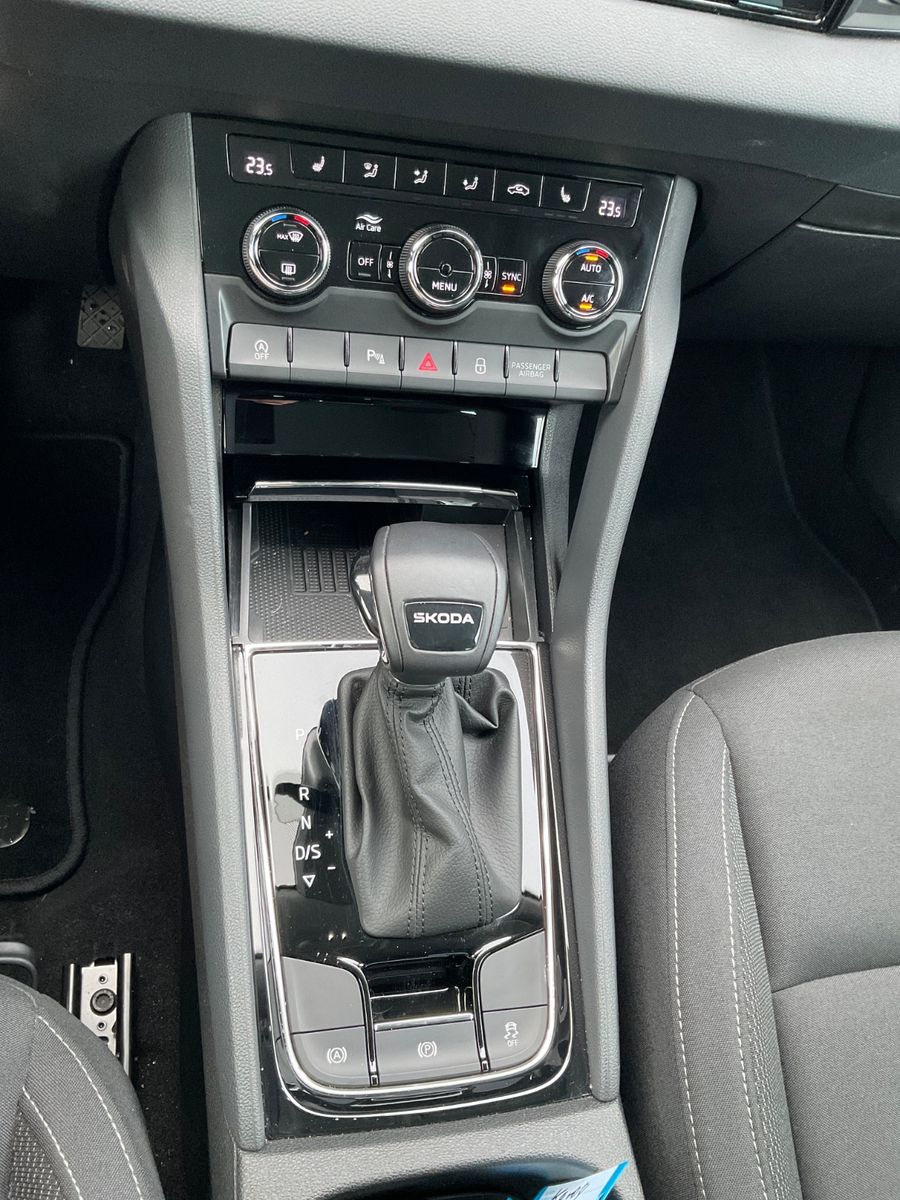 Fahrzeugabbildung SKODA Karoq 1.5l TSI DSG Tour,AHK,Navi,Kamera