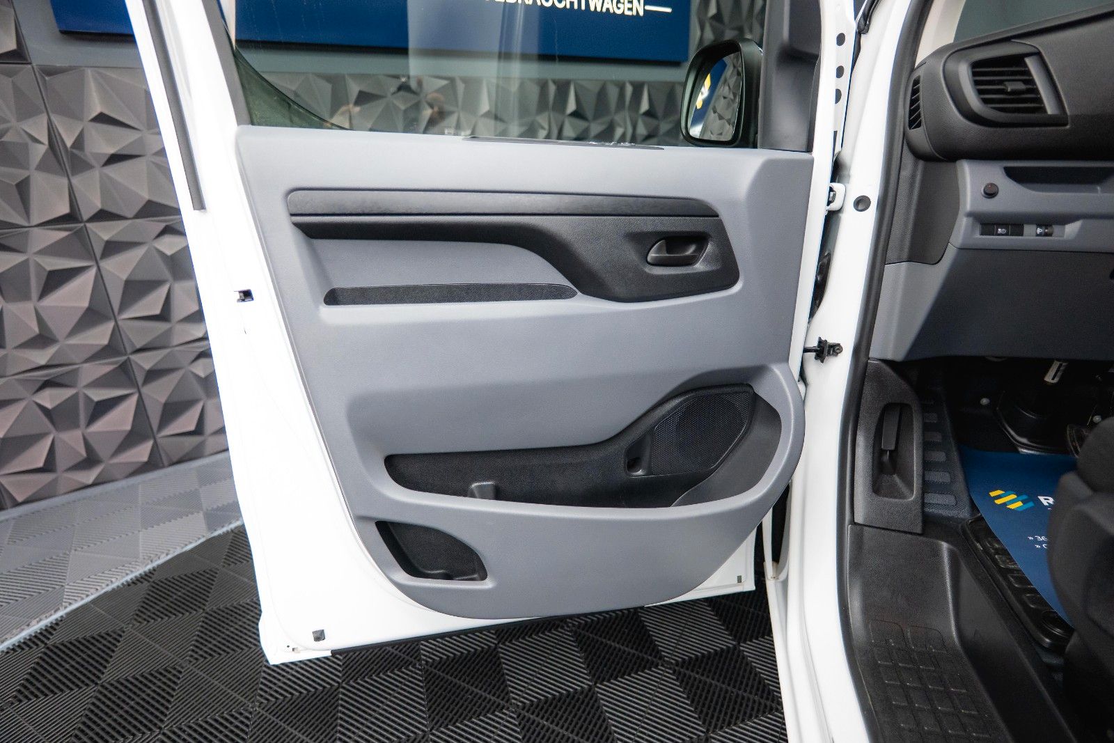 Fahrzeugabbildung Citroën Jumpy Kasten Club M Automatik *Regalsystem*360°*