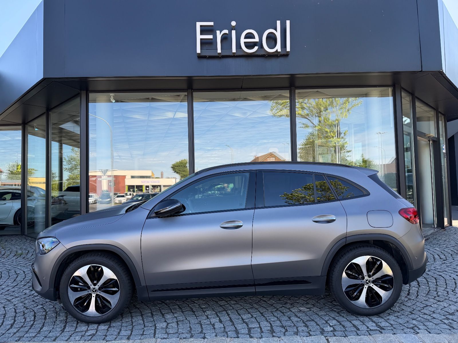 MERCEDES-BENZ GLA 200 Progr. Night AHK Multibeam Distro. Magno