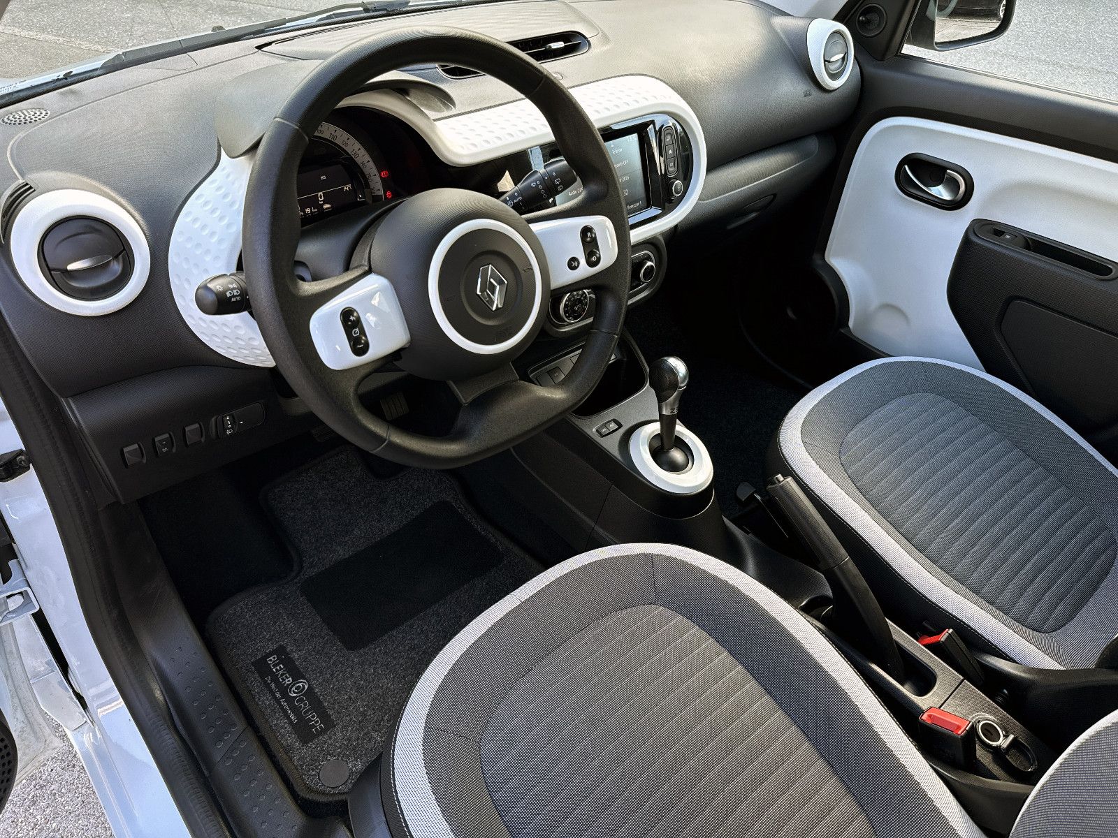 Fahrzeugabbildung Renault Twingo Zen Electric 21kWh CarPlay KLIMA DAB MFKL