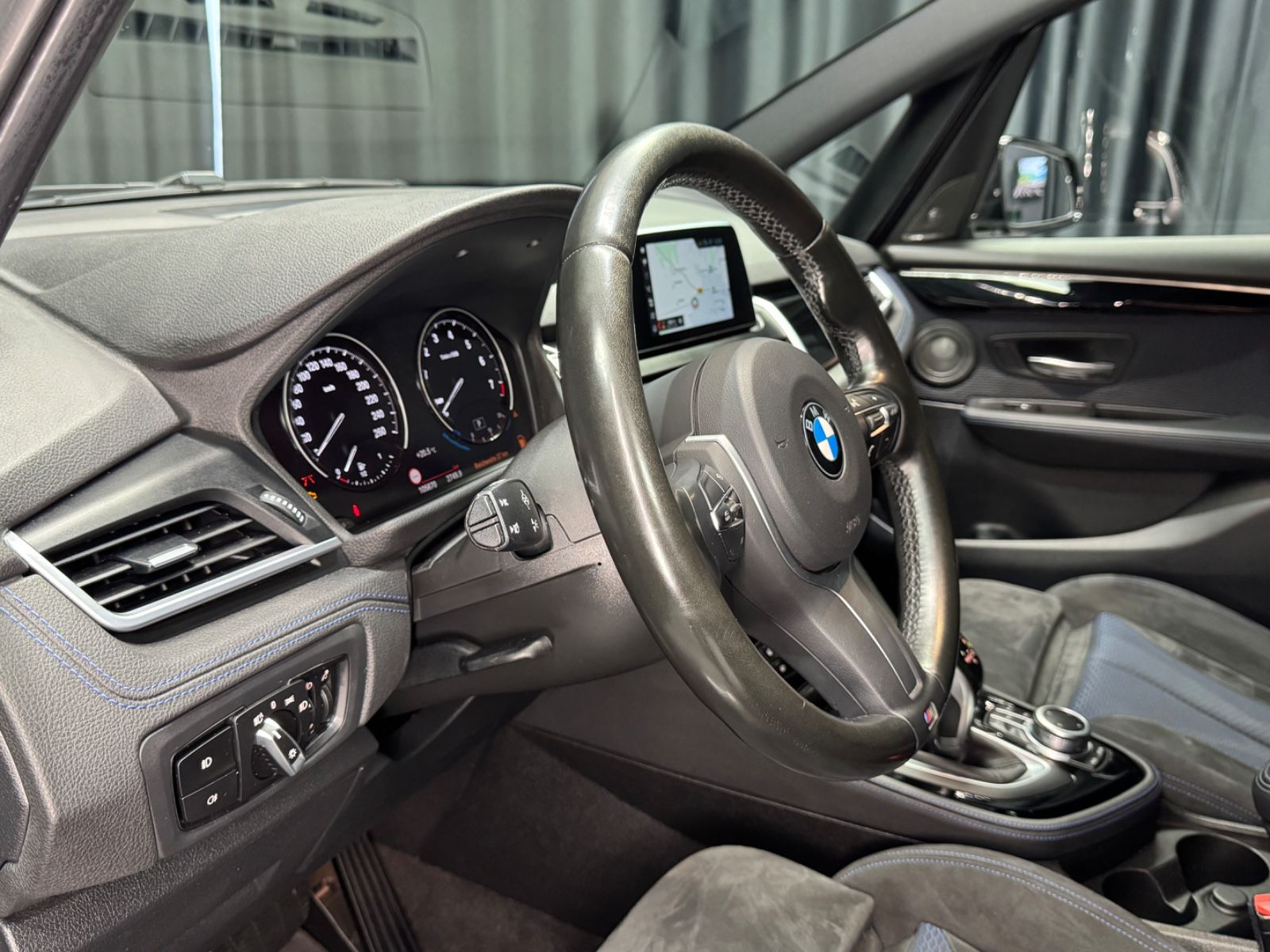 Fahrzeugabbildung BMW 220i Gran Tourer M Sport|AUTOMATIk|7-SITZER|NAVI