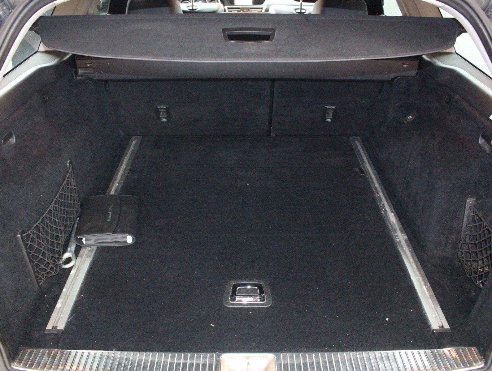 Fahrzeugabbildung Mercedes-Benz E 250 T CDI Avantgarde Distronic + AHK + ILS