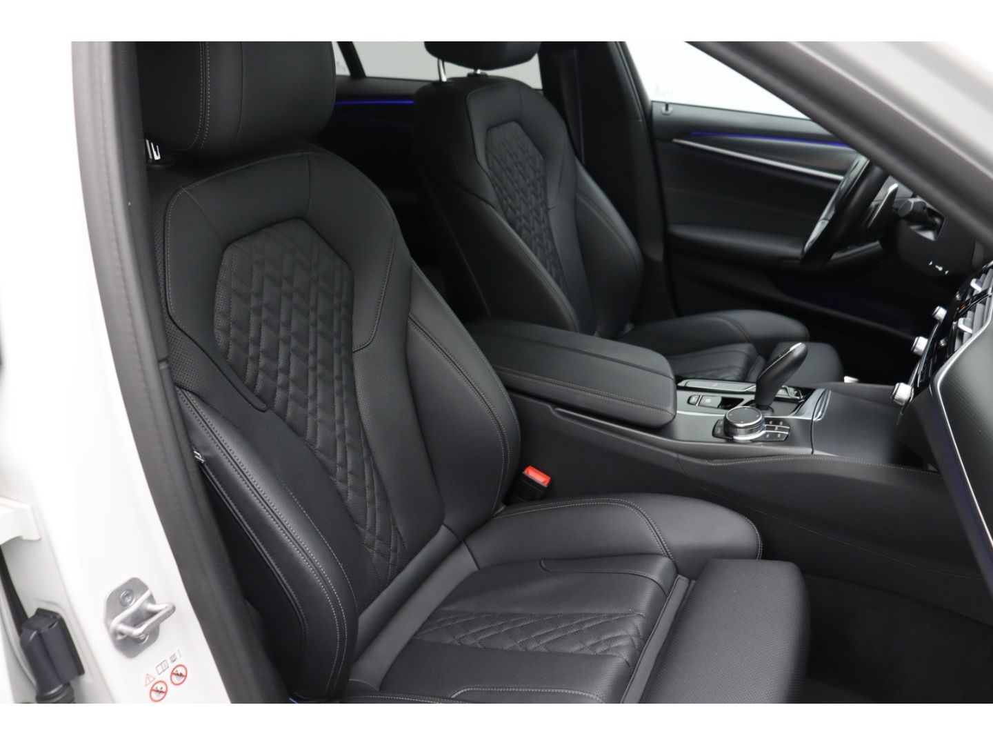 Fahrzeugabbildung BMW 540 d xDrive M Sport Touring Park-Assistent AHK