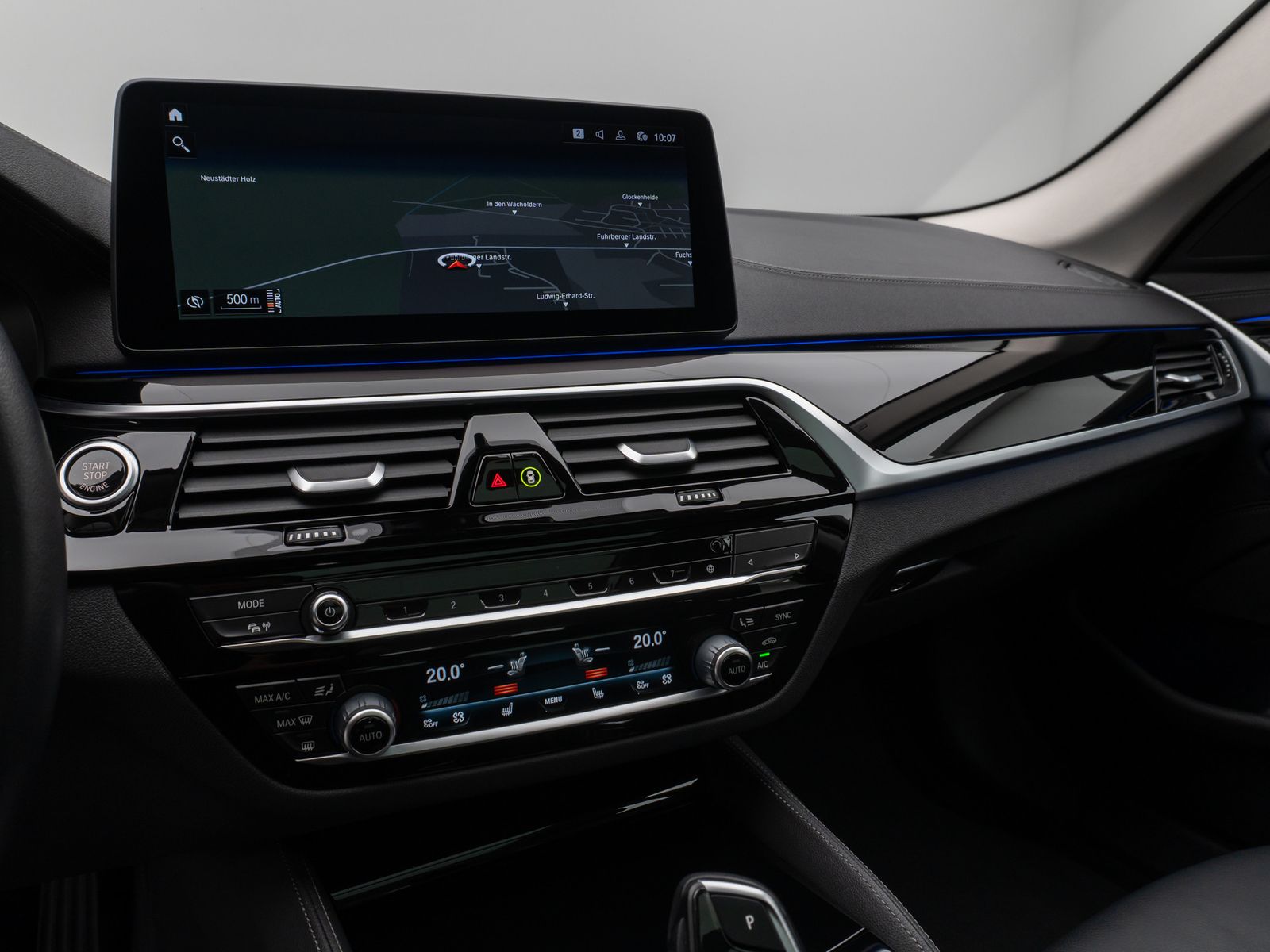 Fahrzeugabbildung BMW 530d LuxuryLine Panorama Kamera HiFi AHK Komfort