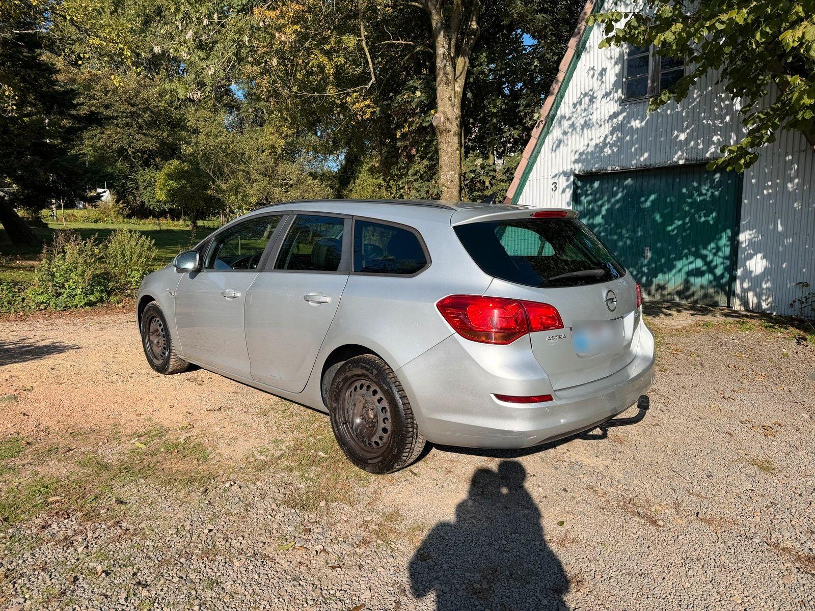 Opel Astra 2011 — photo 5