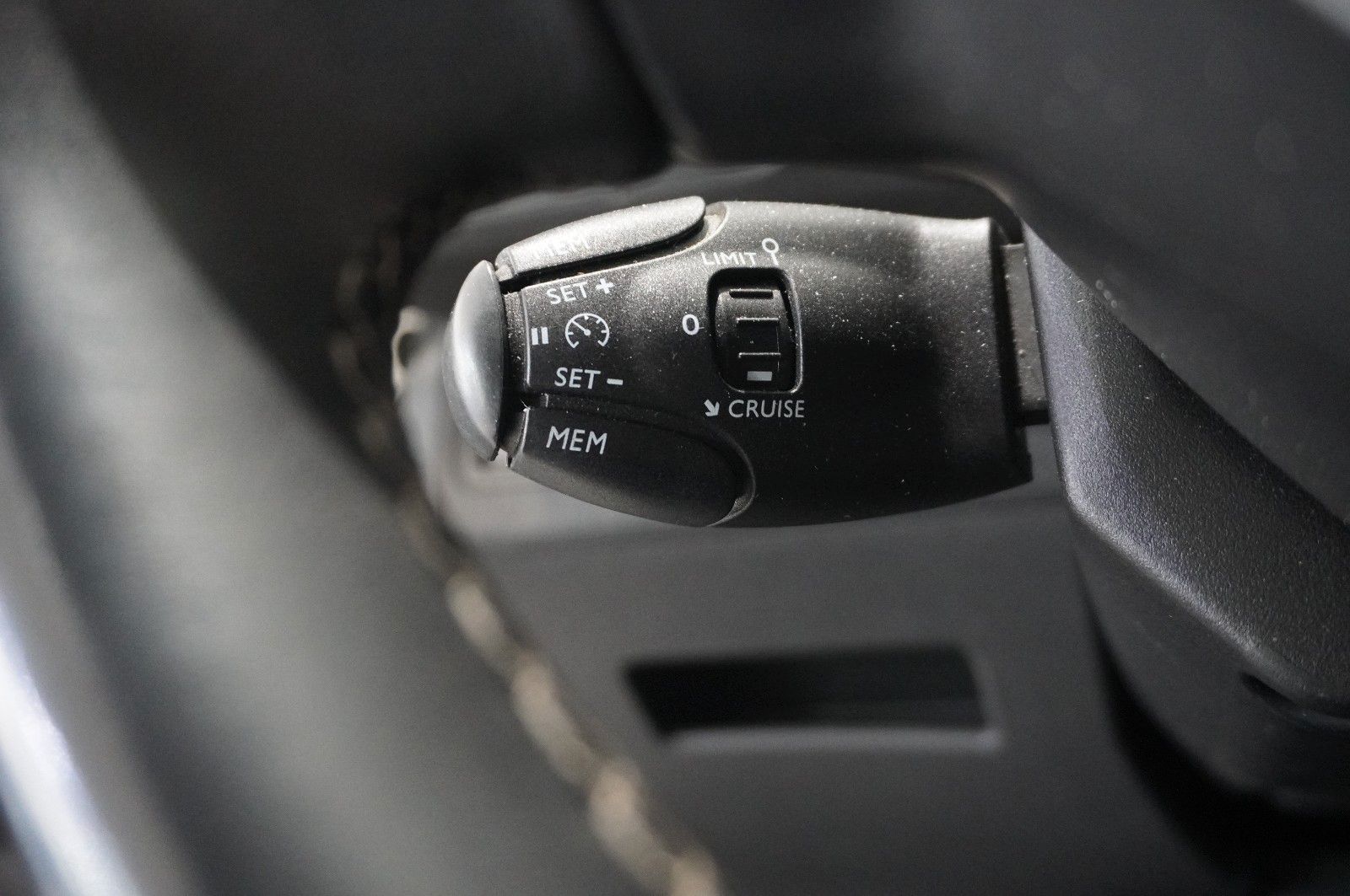 Fahrzeugabbildung Peugeot 3008 1.5D ALLURE NAVI/LED/KAMERA/VIRU./SHZ/AHK