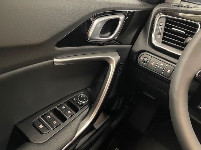 Fahrzeugabbildung Kia Ceed Ultimate VerkehrszeichenERK totWinkelASS