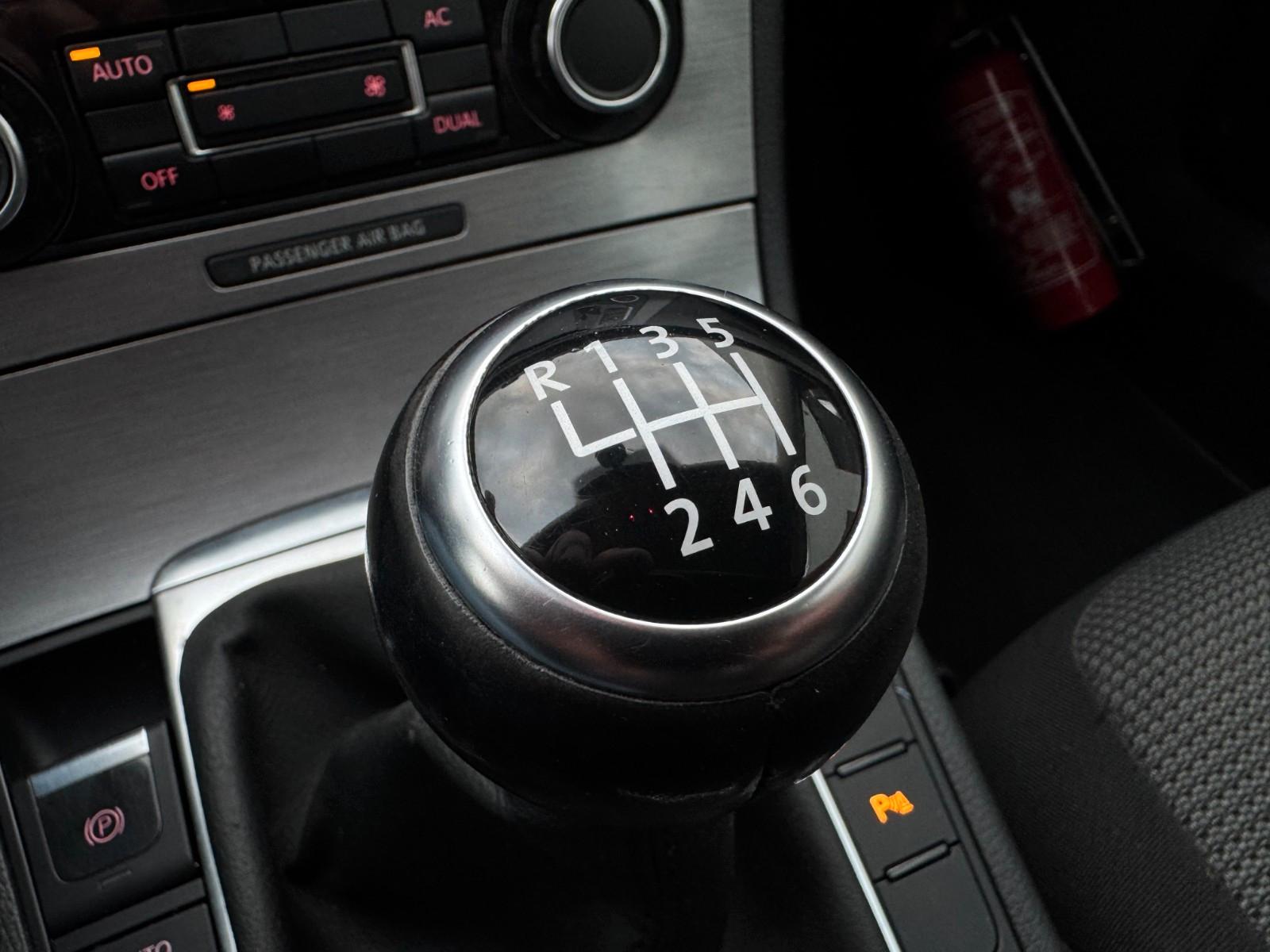 Volkswagen Passat 2011 — photo 17