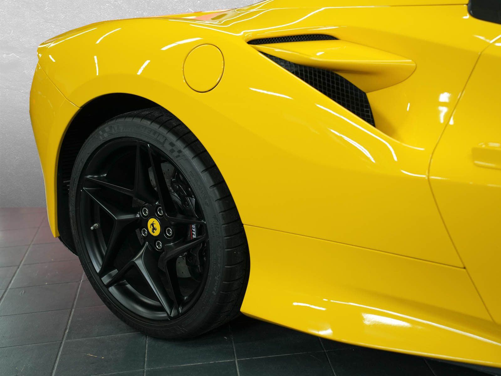 Fahrzeugabbildung Ferrari F8 Spider - Carbon! |Racing Sitze|JBL|BF-Display