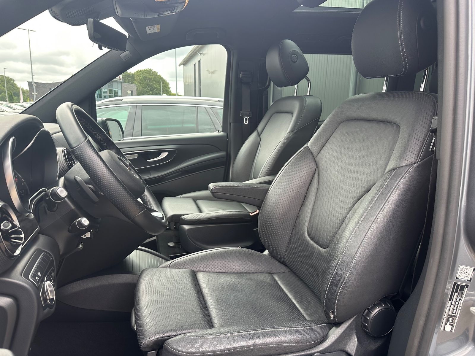Fahrzeugabbildung Mercedes-Benz V 250 AMG-Line NAV+LED+360°+PANO+AHK+AIRMATIC