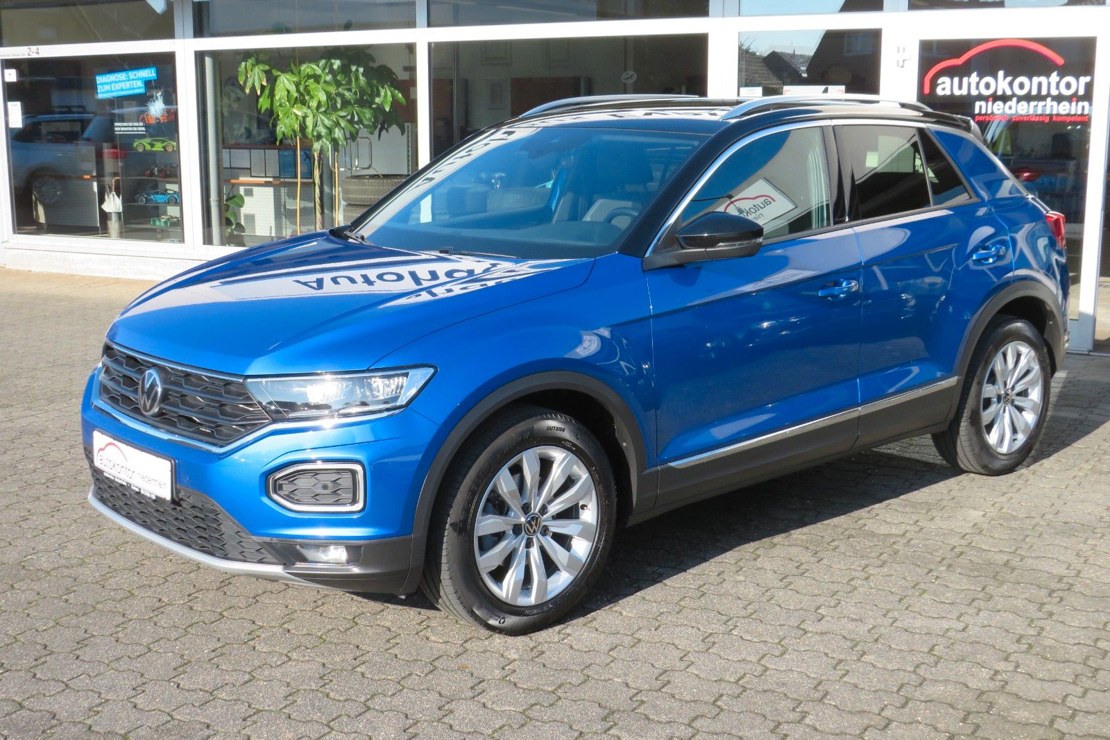 Fahrzeugabbildung Volkswagen T-Roc SPORT PANO AHK LED NAVI ACC PDC SITZH. 1.H