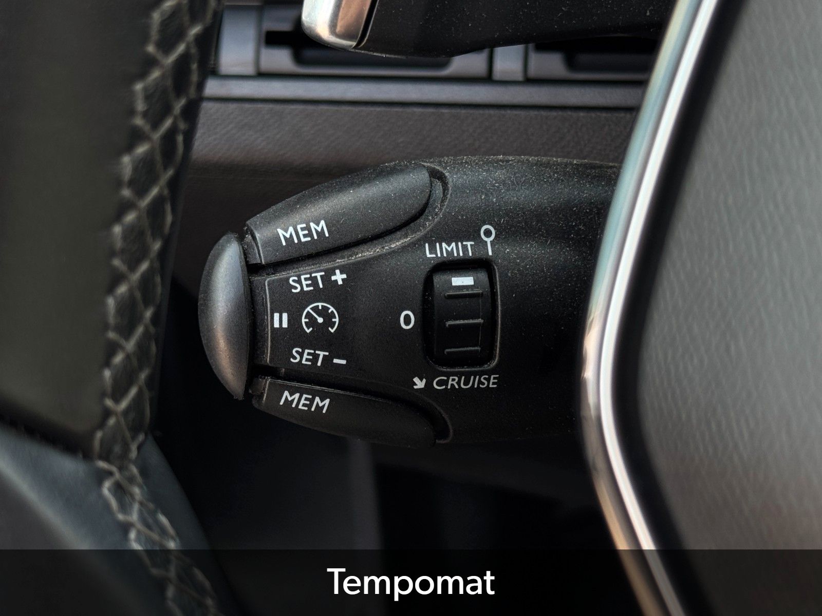 Fahrzeugabbildung Peugeot 3008 PureTech 180 Allure Tempomat PDC CarPlay