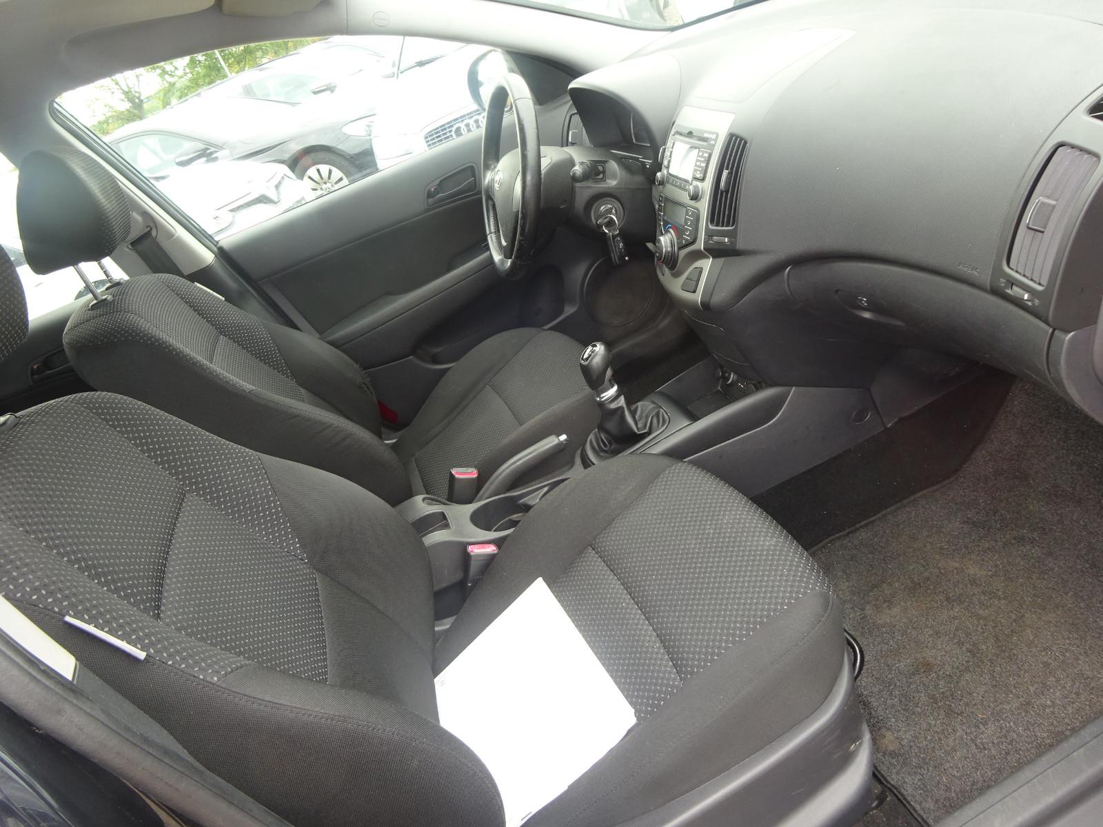 Hyundai i30 2010 — photo 11