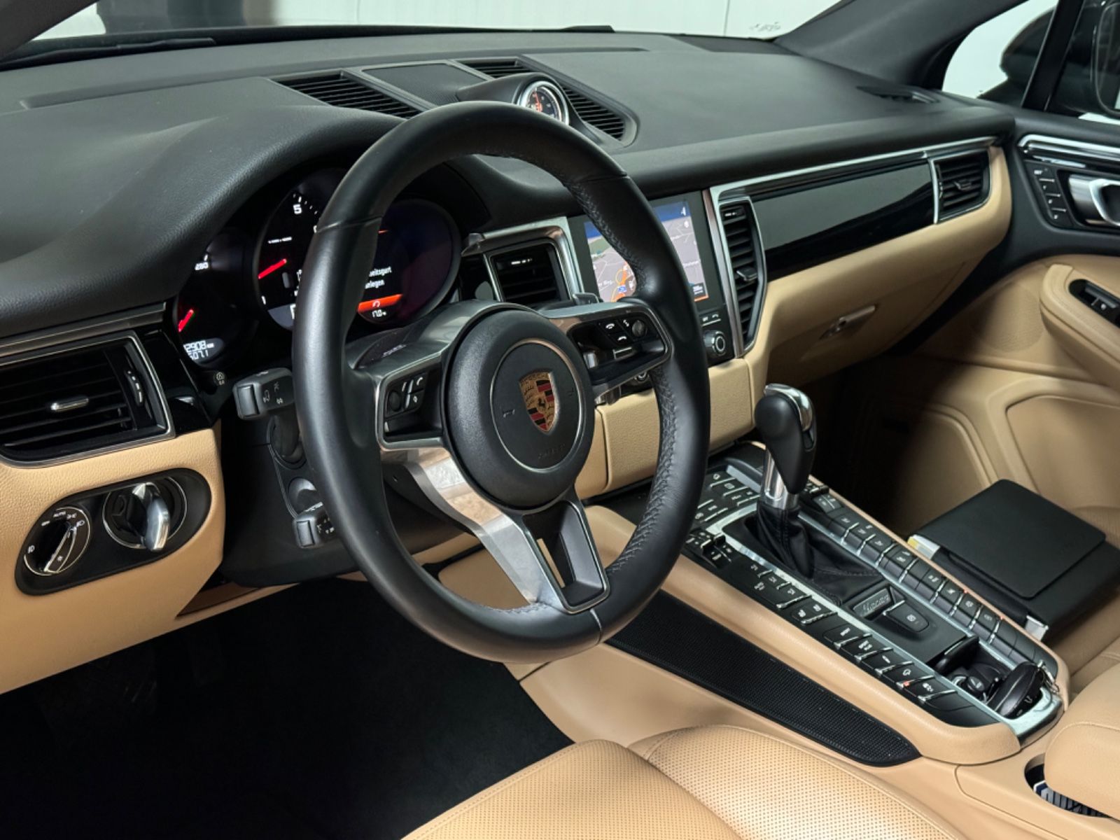 Fahrzeugabbildung Porsche Macan 2.0/Bose/Luftfahr./Sport Chrono/SAGA