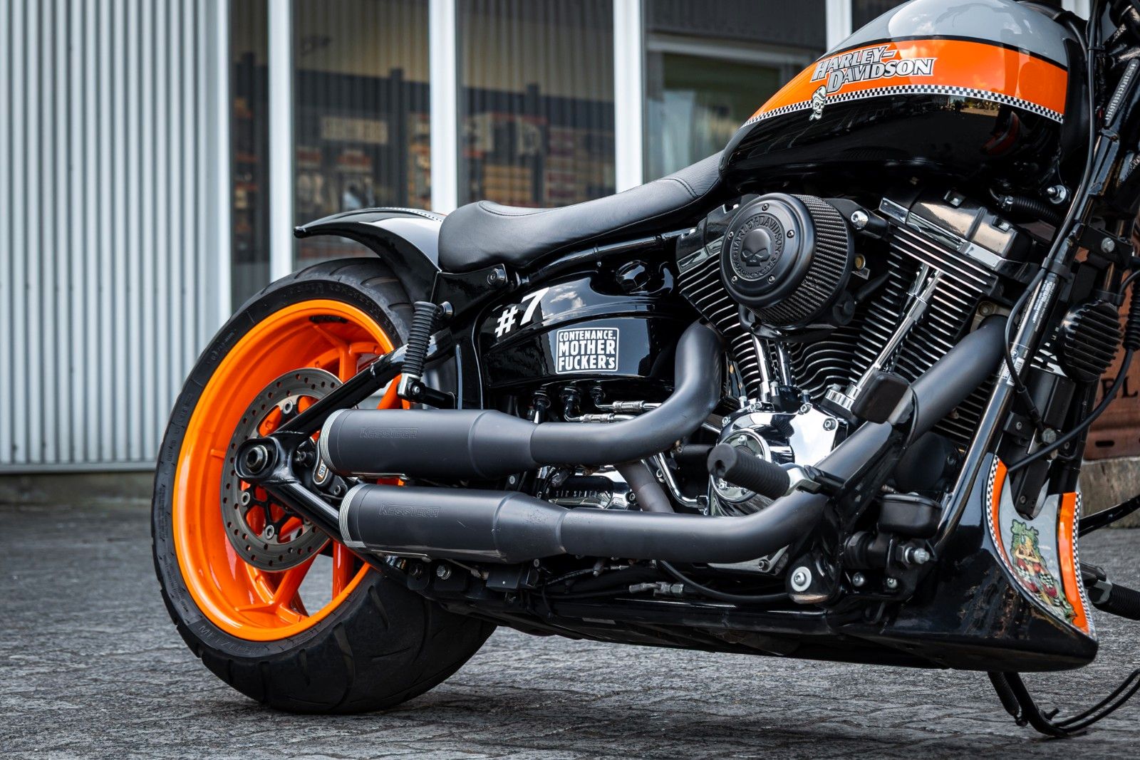 Fahrzeugabbildung Harley-Davidson FXSB Breakout 103 - Kesstech/Airride/Heckumbau -