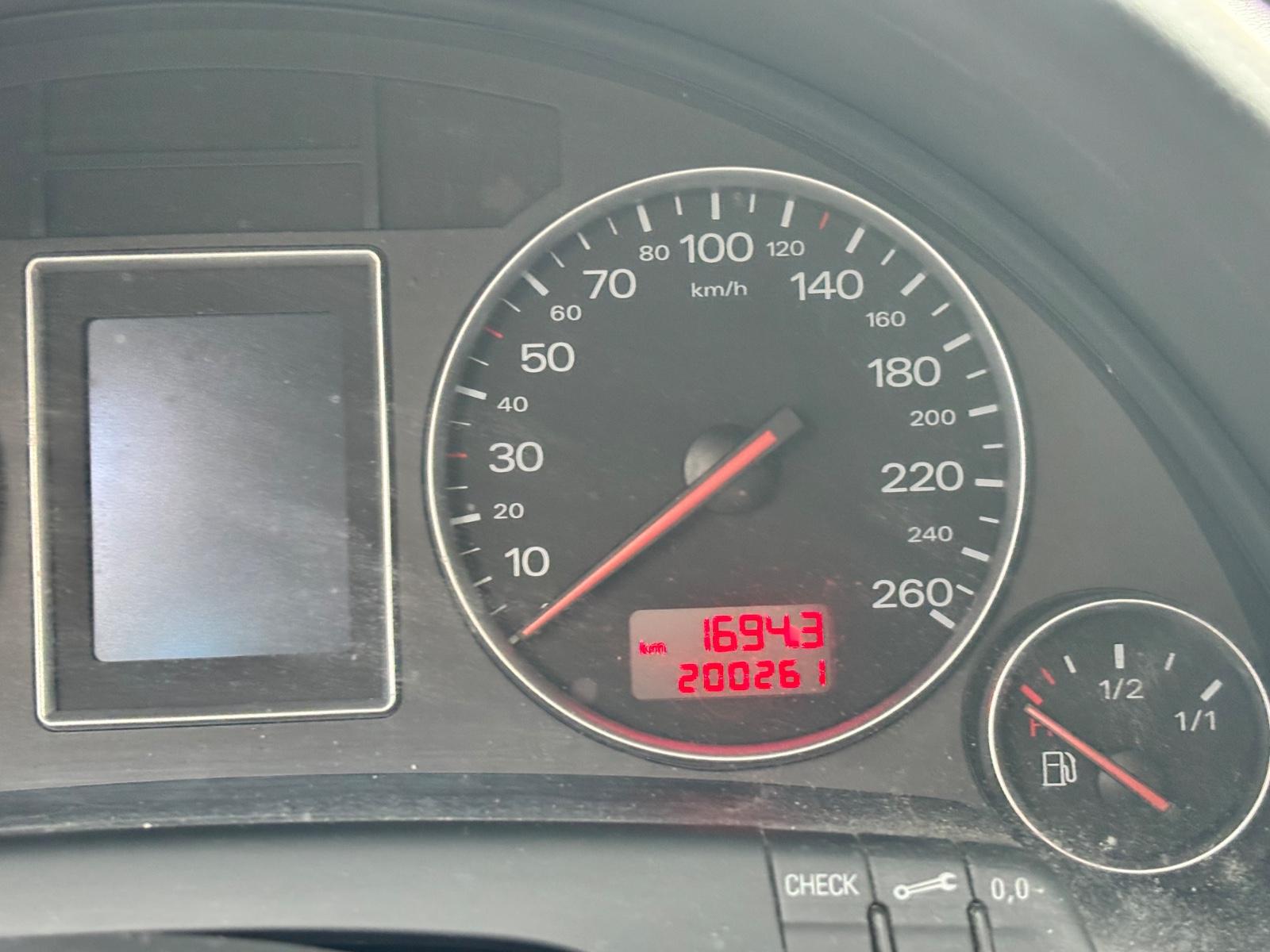 Audi A4 2004 — photo 7
