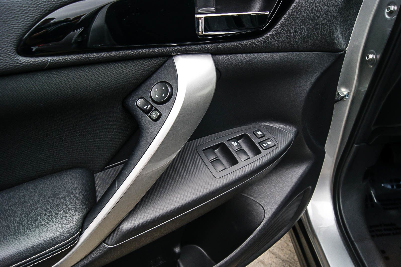 Fahrzeugabbildung Mitsubishi Eclipse Cross Intro Edition2WD 1HAND LED HEAD-UP