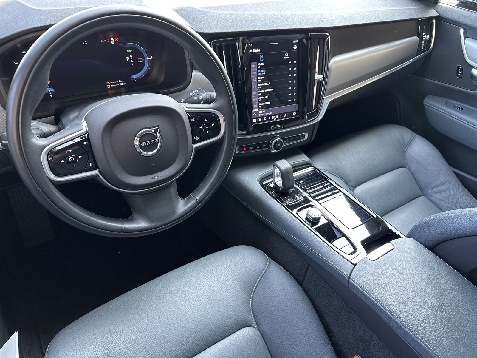 Fahrzeugabbildung Volvo V90 T8 AWD Inscription NAV+LED+360°+AHK+PANO+VC